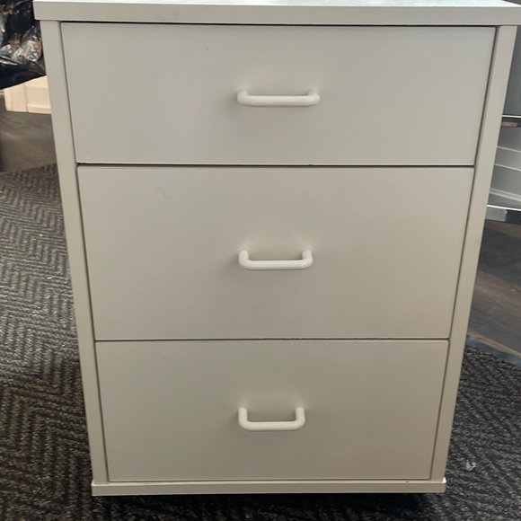 Side drawer with wheels. - Picture 1 of 3